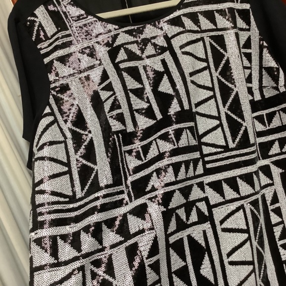 Vince Camuto Sequined Top Black White Abstract Short Sleeve Size 2X - Picture 7 of 9